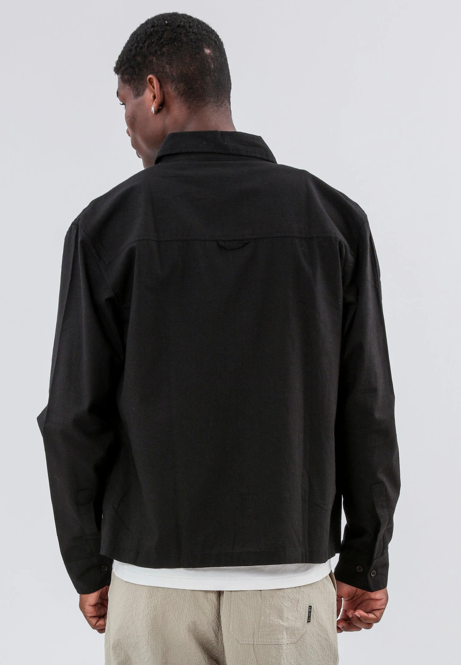 TWO POCKET RELAXED LINEN BLEND SHIRT BLACK 4 TWO POCKET RELAXED LINEN BLEND SHIRT BLACK - Image 2