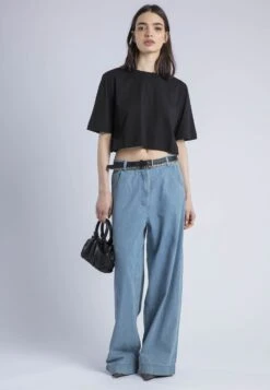 BASIC CROP T-SHIRT BLACK -Religion Clothing WCTCOT63BLACK6 6a87717a baa5 419c 8444 71e1ef17d13b